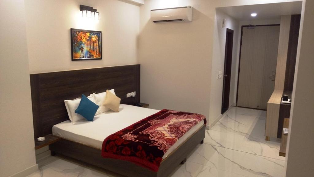Alankrita Suites & Party Halls Meerut Eksteriør bilde