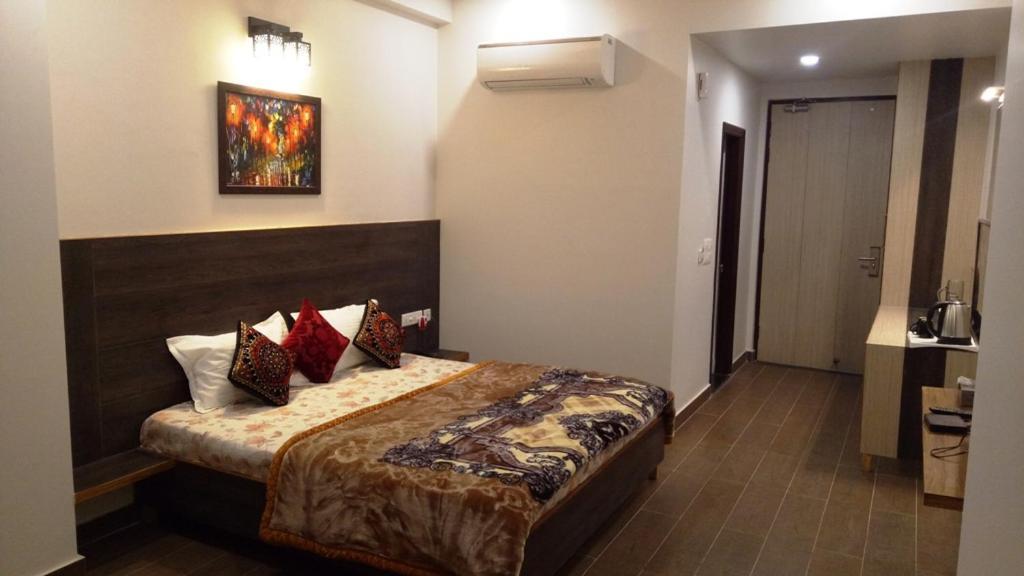 Alankrita Suites & Party Halls Meerut Eksteriør bilde