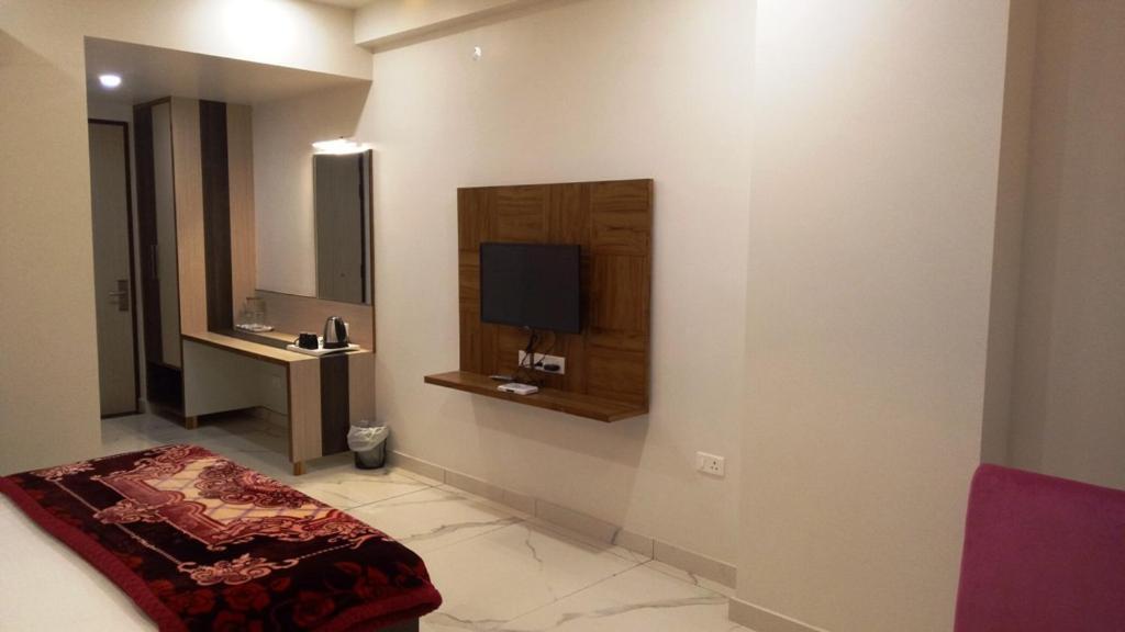 Alankrita Suites & Party Halls Meerut Eksteriør bilde